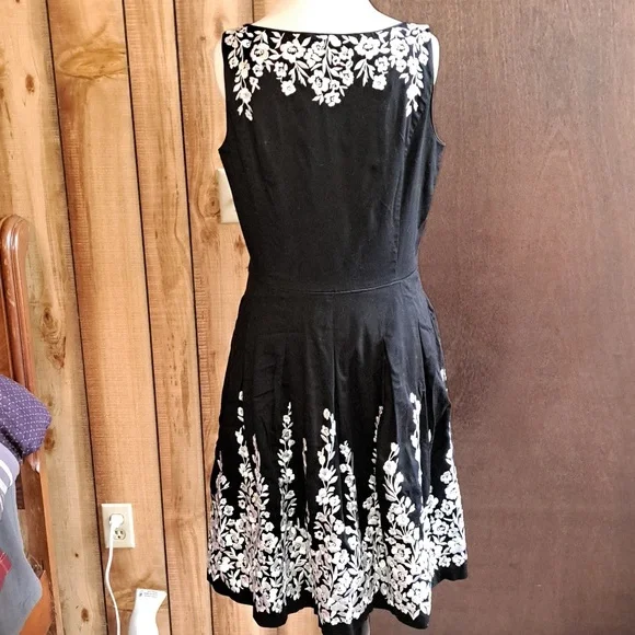 White House Black Market Black and White Floral Dress - Picture 6 of 6